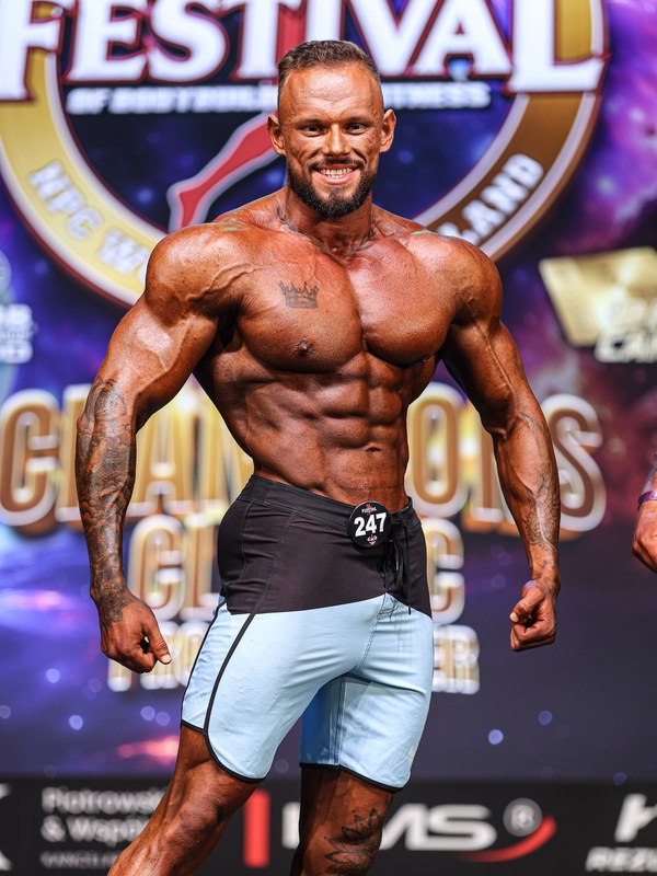 Kacper Sajdowski, zawodnik IFBB PRO, na scenie zawodów